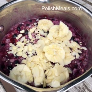 healthy oatmeal with berries and almonds-4F82-4C1E-9726-2E27E8D3E28B