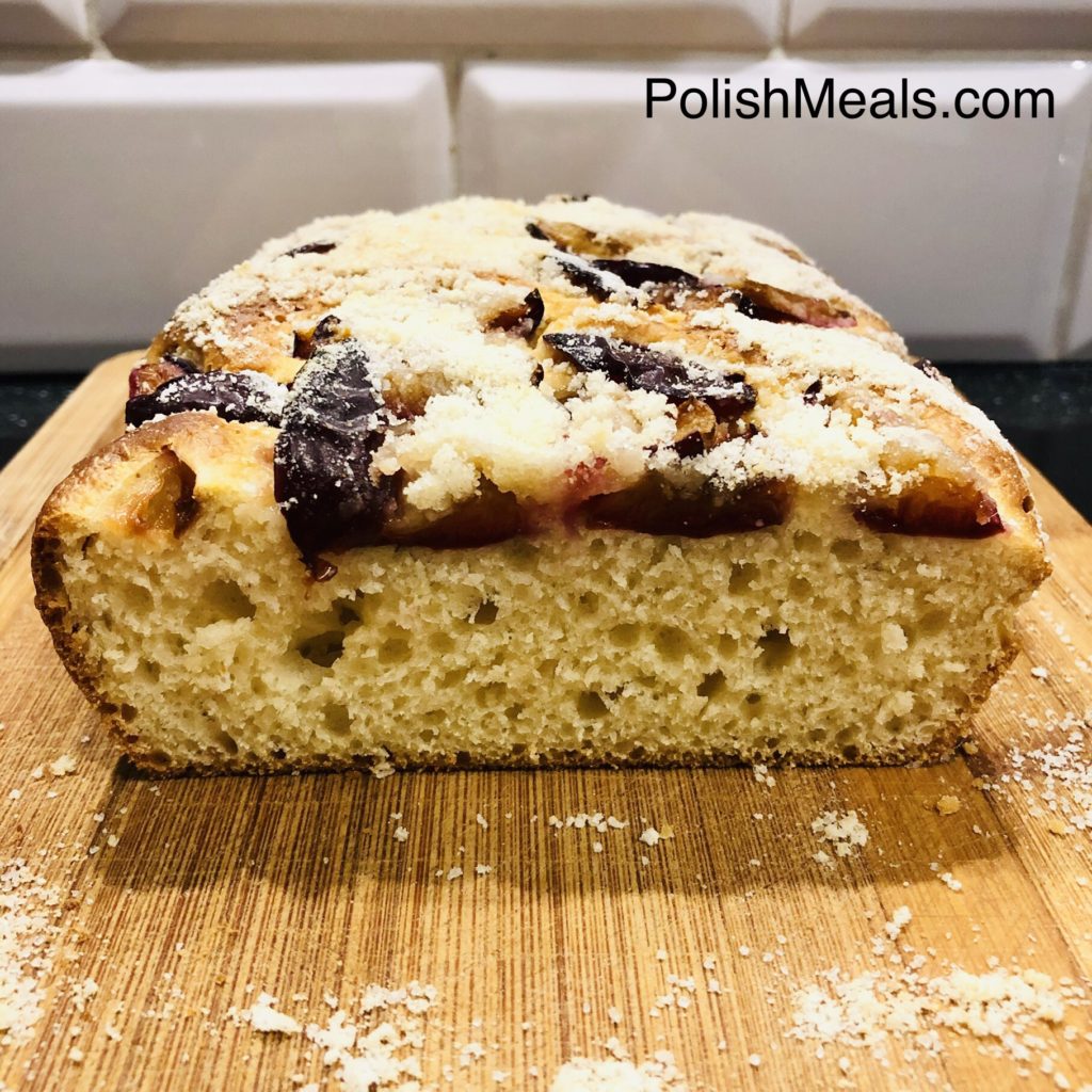 polish year dough plum cake with crumble